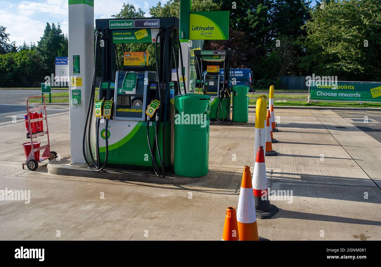 Sonning Cut, UK. September 2021. An der BP-Tankstelle auf der A4 in Sonning Cut ist der Kraftstoff knapp, und nur ihre Werkstatt ist geöffnet. Die Tankverknappung hat sich am Wochenende verschärft, da die Menschen in Panik beim Kauf geraten sind. Der anhaltende Mangel an Lkw-Fahrern nach dem Brexit hält an. Quelle: Maureen McLean/Alamy Live News Stockfoto