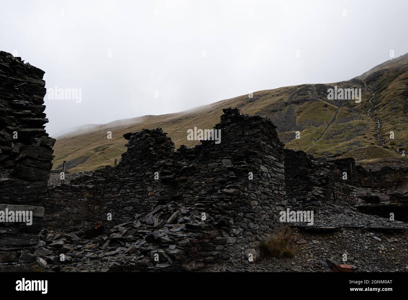 Verlassene Schieferbruchruinen in nebeligen walisischen Bergen Stockfoto