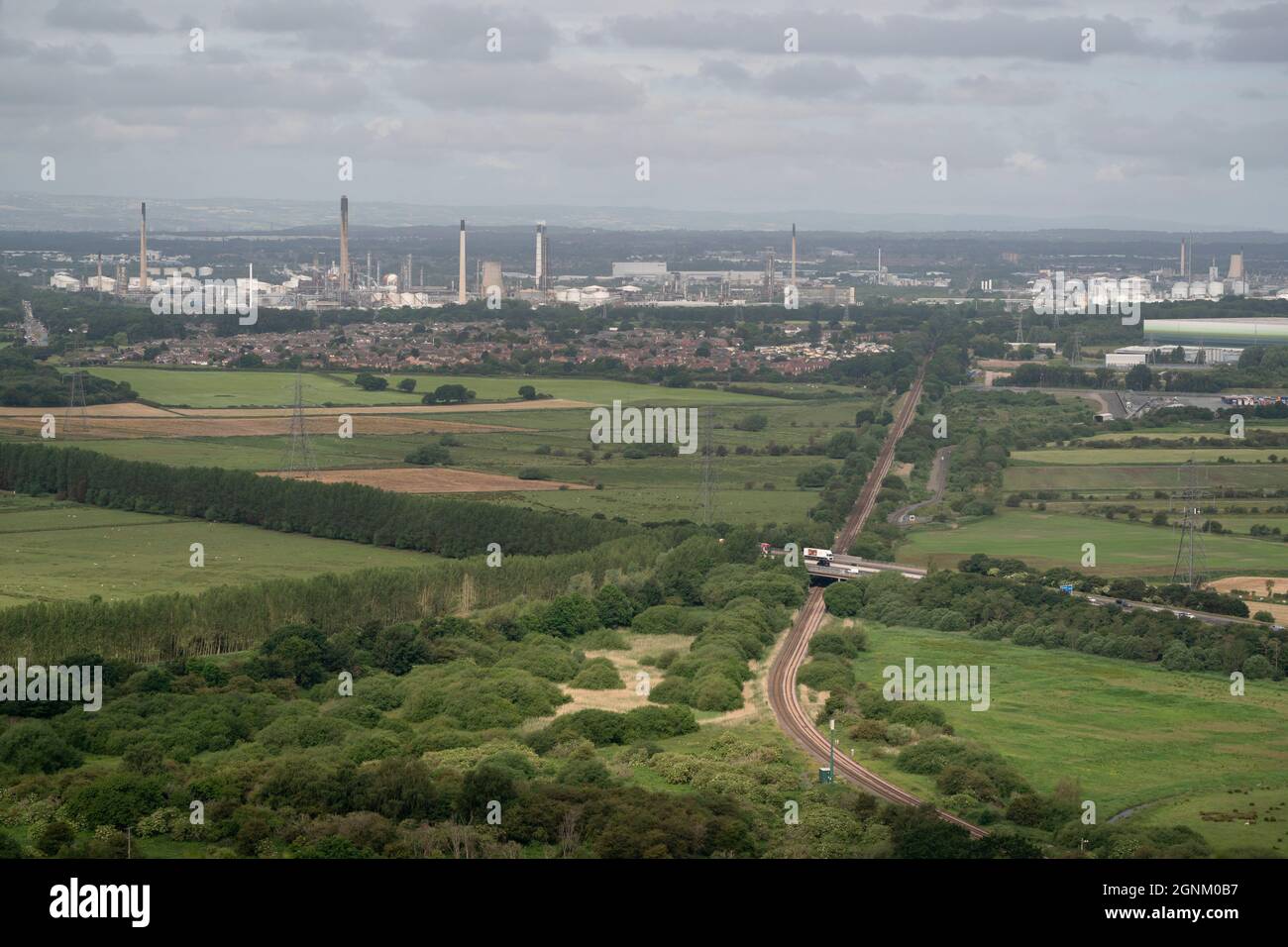 Ellesmere Port, Großbritannien, 17. Juni 2021. Das Bild zeigt einen Blick auf die Stanlow Raffinerie in der sich Berichten zufolge am Rande des Zusammenbruchs befindet, da sie Schwierigkeiten hat, eine Steuerrechnung zu bezahlen. Die Raffinerie liegt am Südufer des Manchester Ship Canal und wird für den Transport von Meeresöl zur Raffination und Chemikalien für Essar und Shell verwendet. Stanlow verfügt über eine Raffinierungskapazität von 12 Millionen Tonnen pro Jahr mit einer Kapazität von 296,000 Barrel pro Tag. Folglich ist es der zweitgrößte im Vereinigten Königreich und produziert ein Sechstel des britischen Benzinbedarfs. Kredit: Jon Super/Alamy. Stockfoto