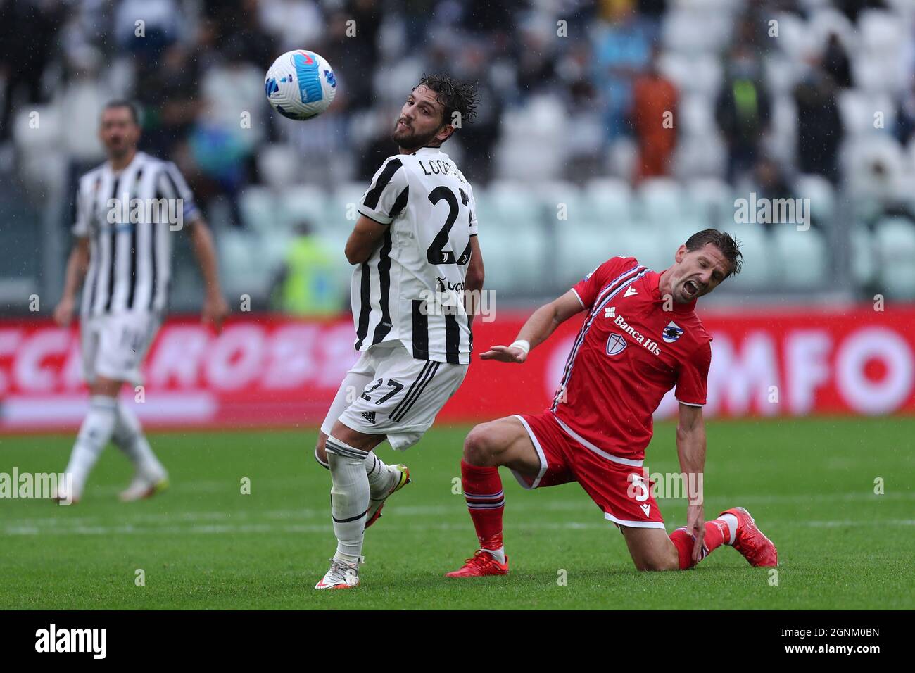 Adrien Silva von UC Sampdoria und Manuel Locatelli von Juventus FC kämpfen während des Serie-A-Spiels zwischen Juventus FC und UC Sampdoria am 26. September 2021 im Allianz Stadium in Turin, Italien, um den Ball. Stockfoto