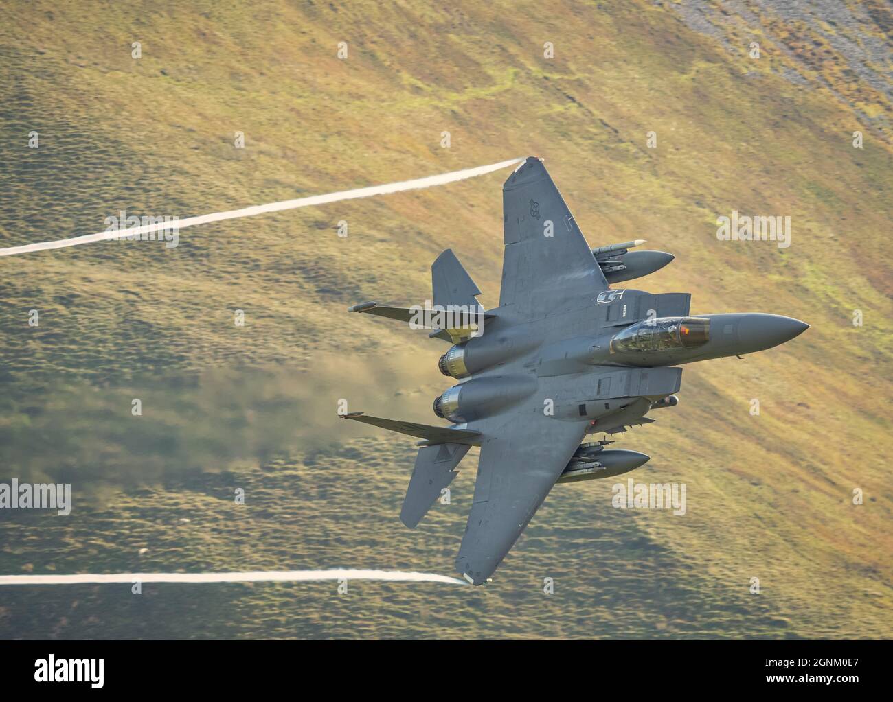 USAF F-15 führt einen niedrigen Bereich durch die walisischen Täler. Stockfoto