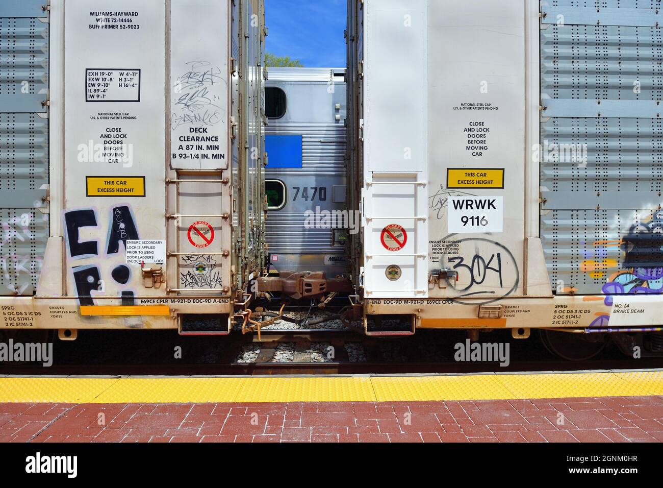 BENSENVILLE, Illinois, USA. Ein Güterzug der Canadian Pacific Railway fährt langsam durch die Bahnsteige des Pendlerbahnhofs. Stockfoto