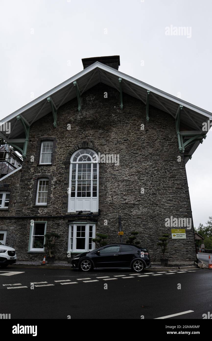 Viktorianisches Steingebäude mit markantem Giebeldach und Bogenfenstern in Wales Stockfoto