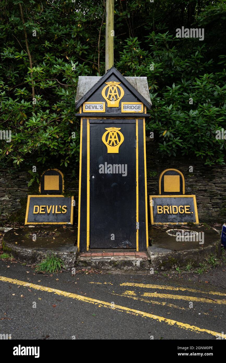 Historisches Schild zum Bahnhof Devil's Bridge mit AA-Logo in Wales Stockfoto