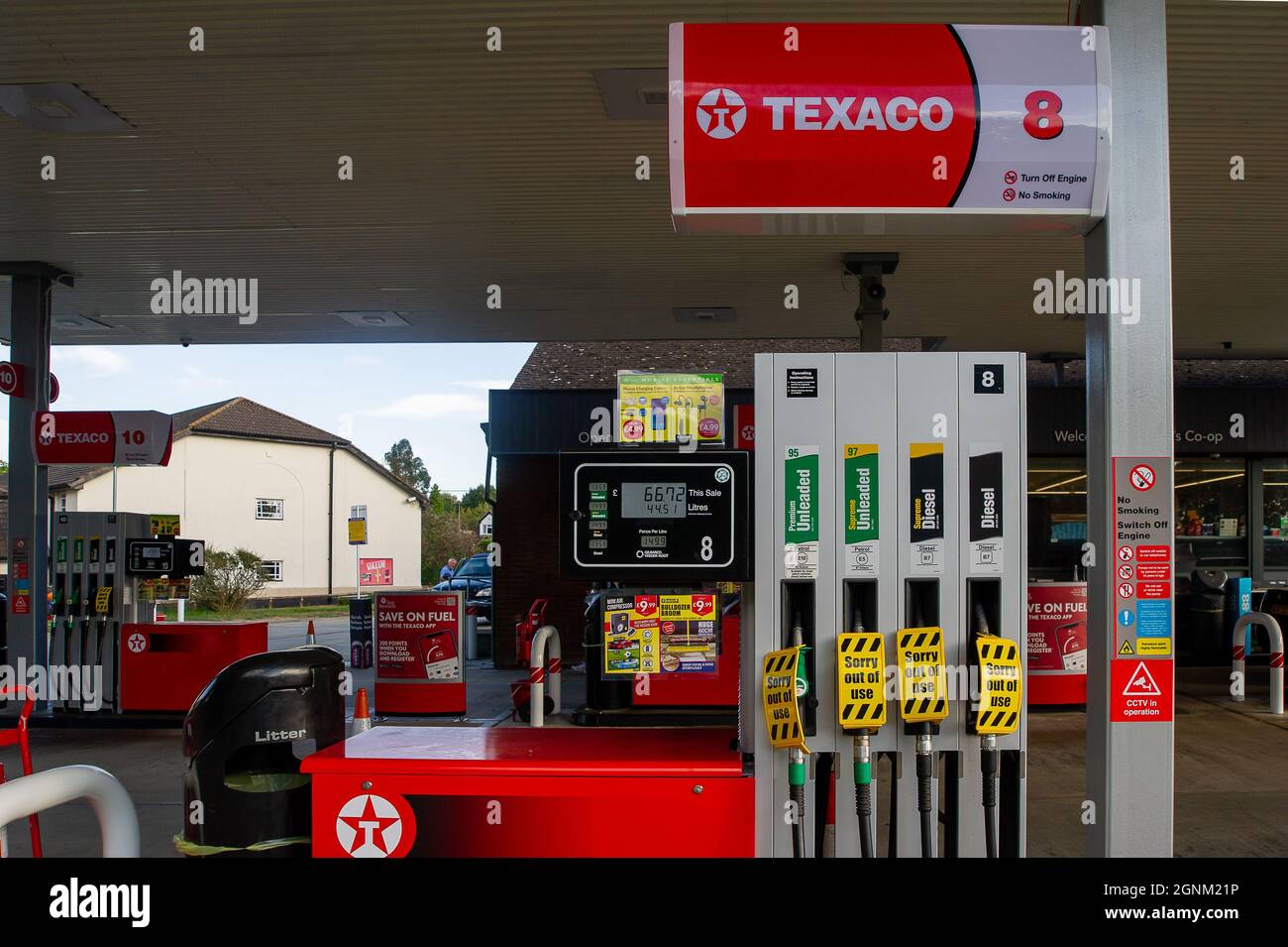 Charvil, Bekshire, Großbritannien. September 2021. Der Texaco-Tankstelle auf der A4 in Charvil ist der Treibstoff ausgelaufen und nur ihr Geschäft ist geöffnet. Die Tankverknappung hat sich am Wochenende verschärft, da die Menschen in Panik beim Kauf geraten sind. Der anhaltende Mangel an Lkw-Fahrern nach dem Brexit hält an. Quelle: Maureen McLean/Alamy Live News Stockfoto