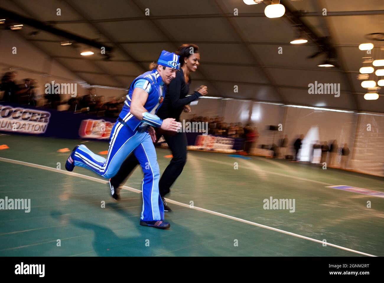 First Lady Michelle Obama läuft in einem Rennen, während sie das „Let's Move“-Programm während einer Veranstaltung mit lokalen Kindern und der US Soccer Foundation im City Center in Washington, D.C., am 5. März 2010, fördert. (Offizielles Foto des Weißen Hauses von Samantha Appleton) Dieses Foto wird vom WEISSEN HAUS zur Verfügung gestellt und darf von den Betreffenden auf dem Foto nur zum persönlichen Gebrauch gedruckt werden. Das Foto darf ohne die schriftliche Genehmigung des Fotoamts des Weißen Hauses in keiner Weise manipuliert oder anderweitig vervielfältigt, verbreitet oder übertragen werden. Dieses Foto darf nicht in einem verwendet werden Stockfoto