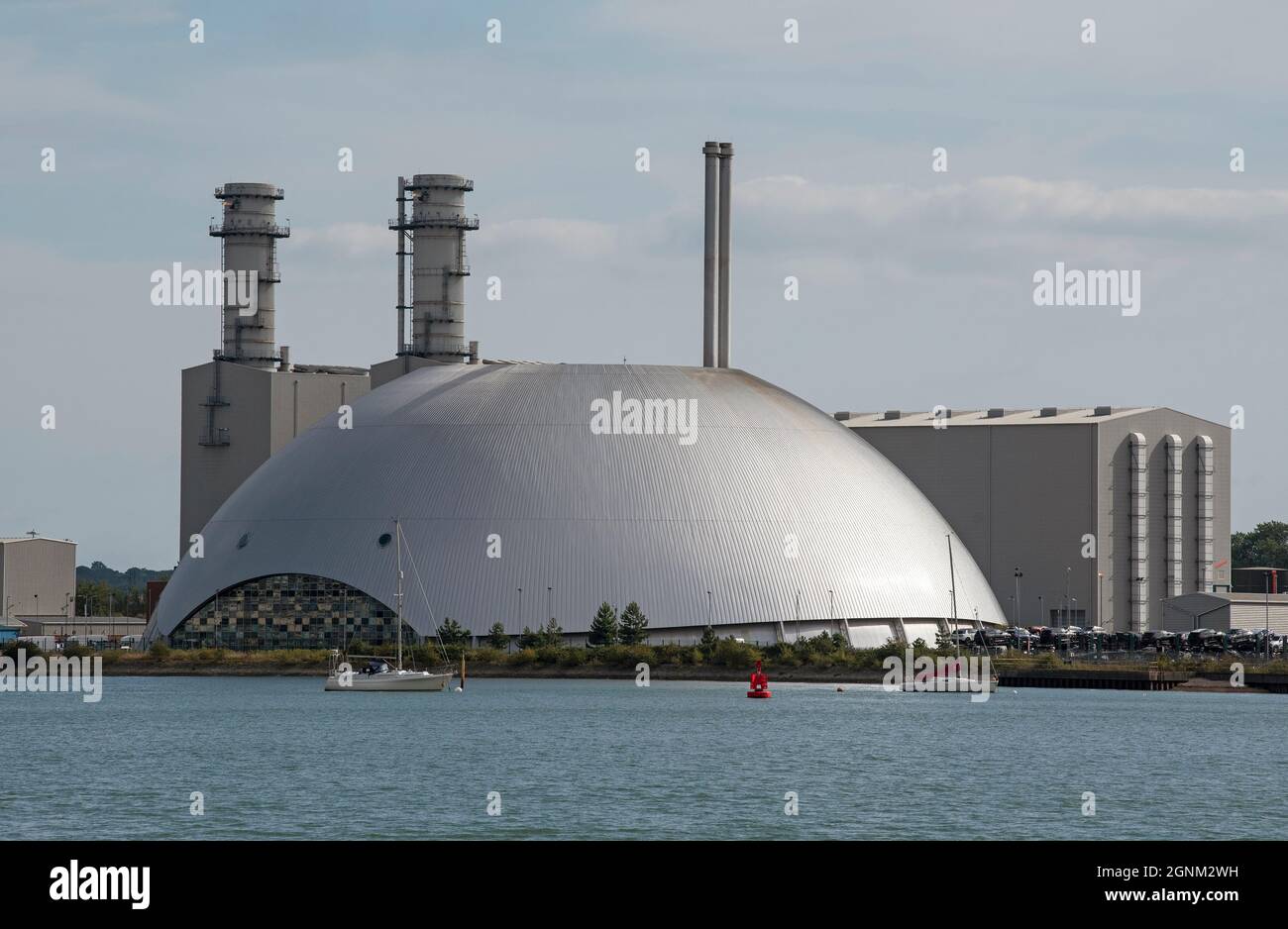 Southampton, England, Großbritannien. 2021. ERF Marchwood-Anlage, die Strom aus nicht recycelbaren Abfällen an der Wassermündung von Southampton, Großbritannien, erzeugt Stockfoto