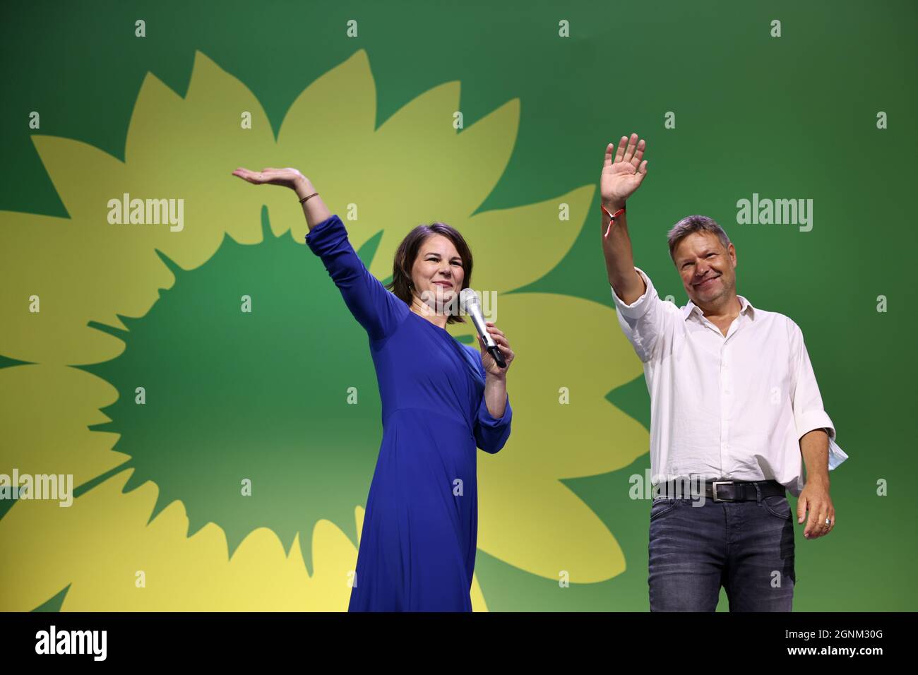 Die Vorsitzende der Grünen und Spitzenkandidatin Annalena Baerbock und der Co-Vorsitzende Robert ...