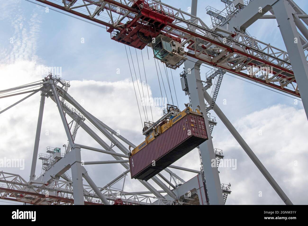 Southampton, England, Großbritannien. 2021. Schiff an Land Containerkran Entfernen eines Containers von einem Containerschiff. Hafen von Southampton. Stockfoto