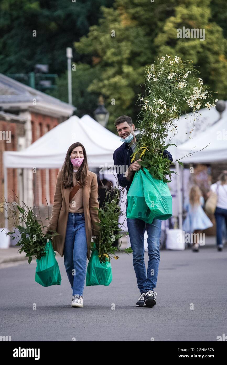 London, Großbritannien. September 2021. Verkauf der Chelsea Flower Show-Pflanze. Am letzten Tag der RHS Chelsea Flower Show, bei der viele Aussteller ihre Pflanzen zu verwerflichen Preisen an die Öffentlichkeit verkaufen, werden die Schnäppchen schnell erledigt. Kredit: Guy Corbishley/Alamy Live Nachrichten Stockfoto