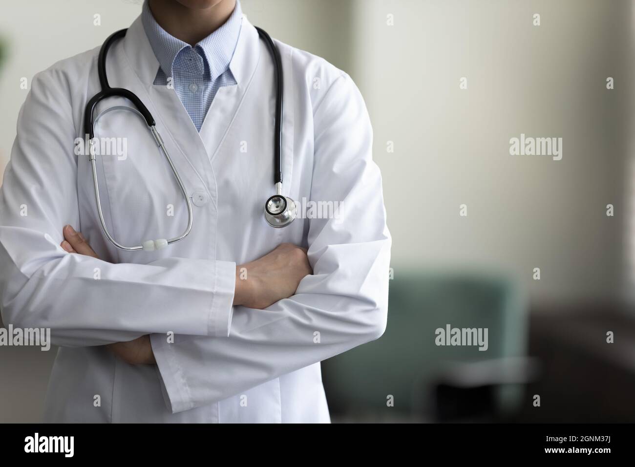 Zugeschnittene Aufnahme einer Ärztin mit Stethoskop Stockfoto