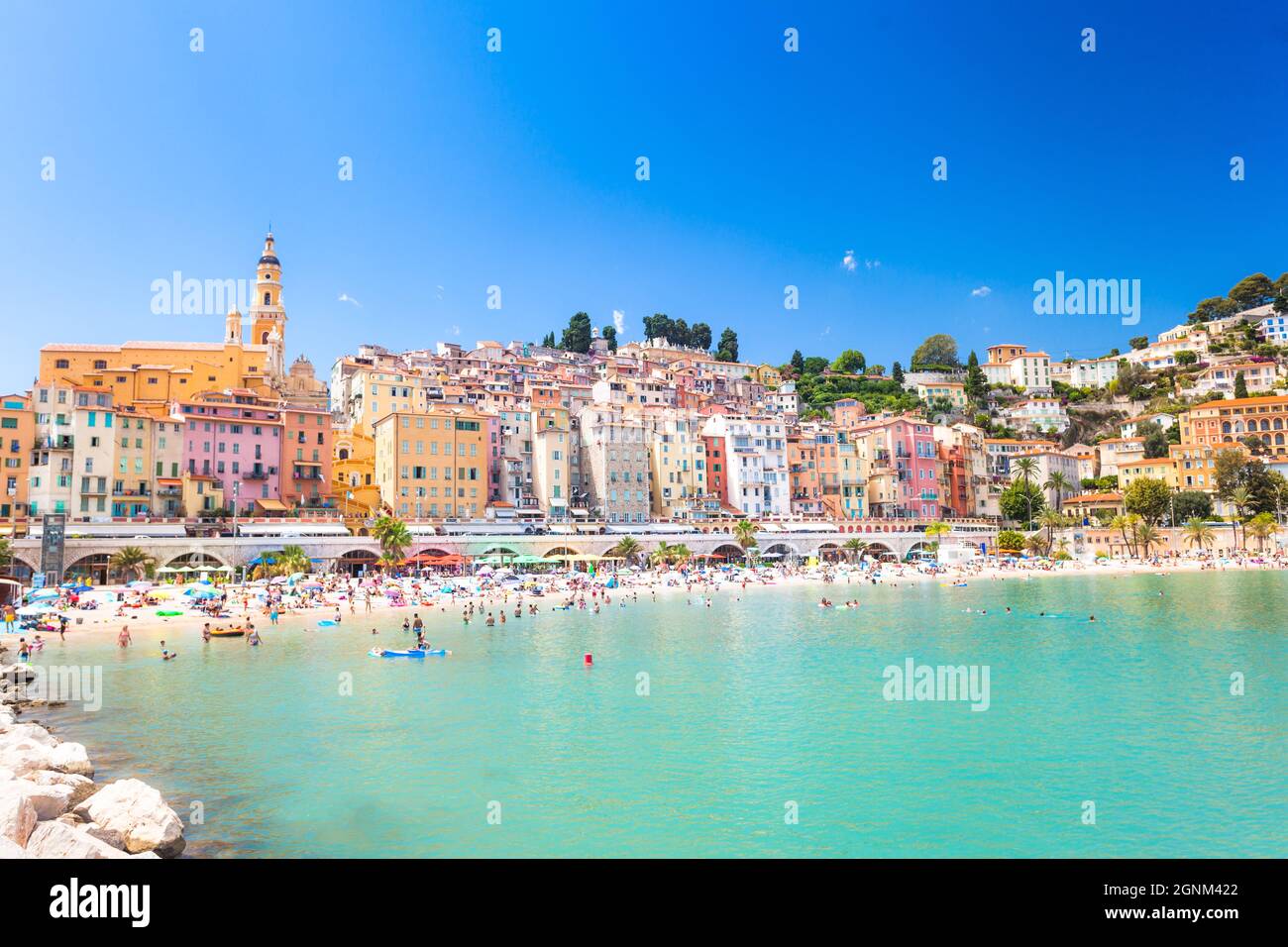 Menton, mittelmeer an der Côte d'azur in Frankreich, historische Architektur in der Nähe des touristischen Strandes Stockfoto