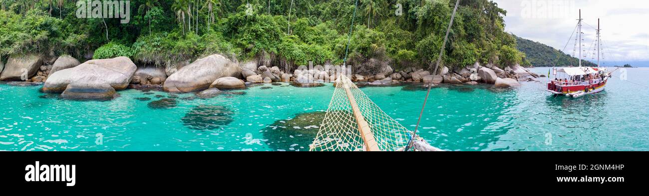 Paraty Rio de Janeiro Escunas e barcos na lagoa azul. Praia na encosta com aguas cristalinas Stockfoto