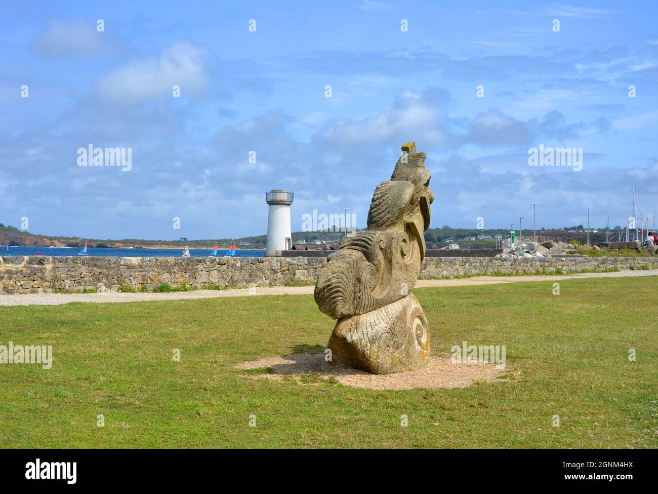 Camaret sur Mer, Frankreich, 08-06-2021 Blick auf die Küstenlinie, eine Skulptur in der Nähe des Hafens Stockfoto