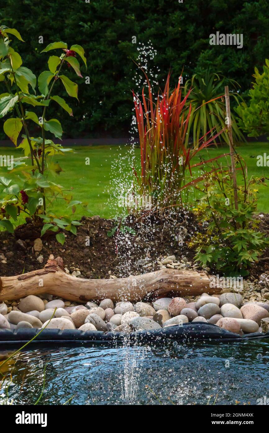 Ein solarbetriebener Brunnen im Garten wirft MiniWasserstrahlen nach