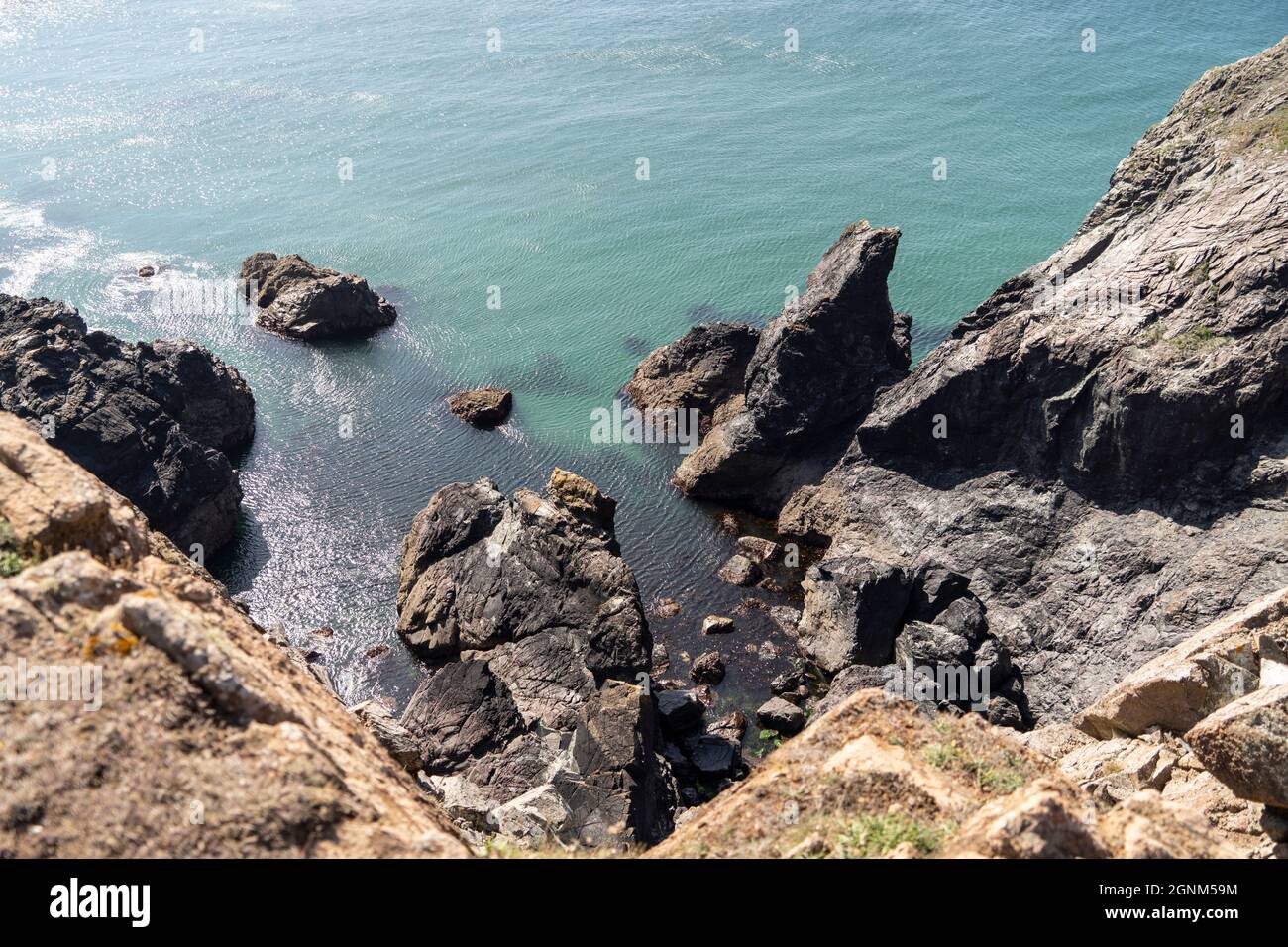 Cliff Drop entlang der Küste in Cornwall, Großbritannien. 08.09.21 Stockfoto