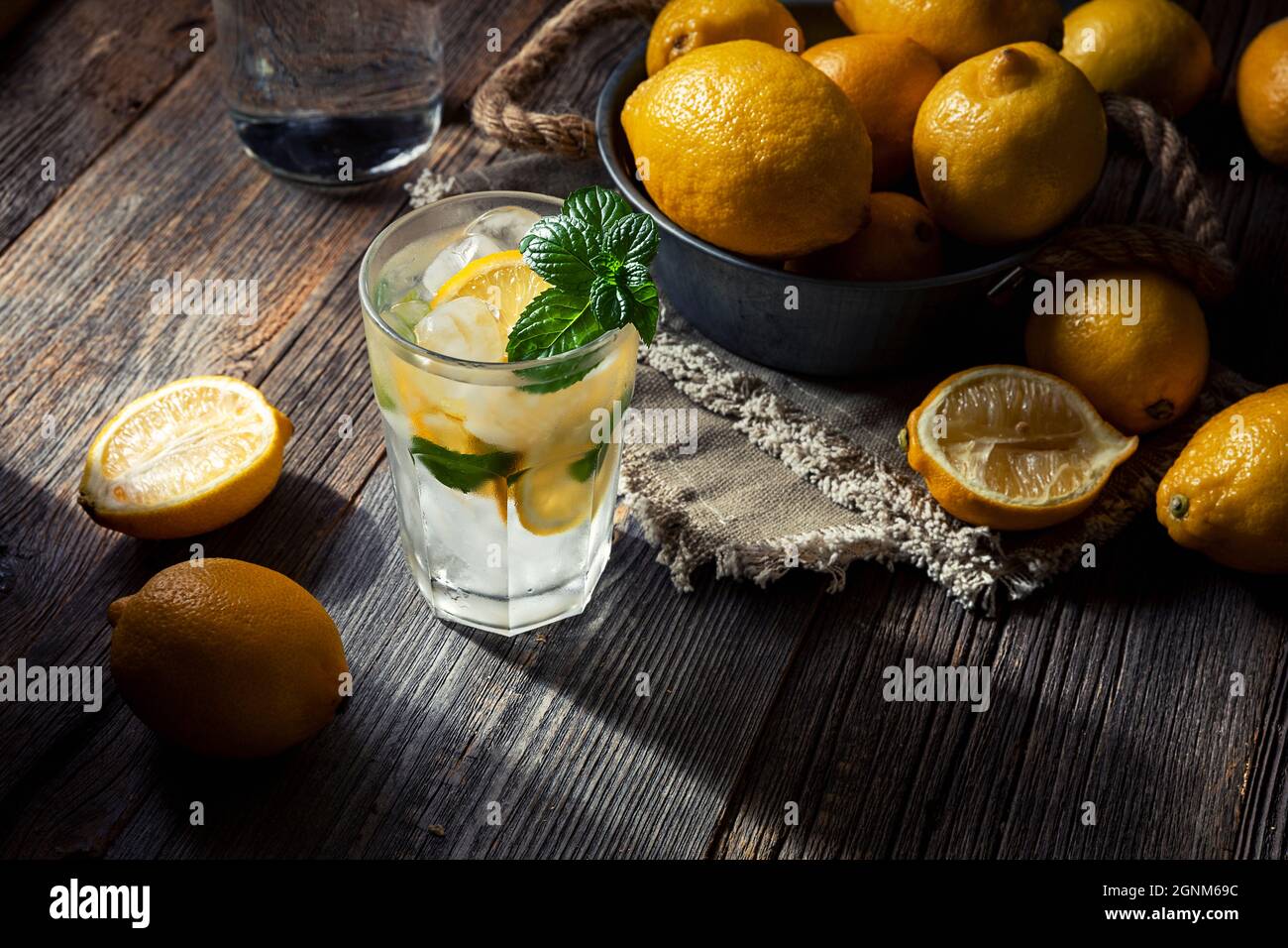 Coctail woth min und Eis und Zitronen auf Holz Hintergrund Stockfoto
