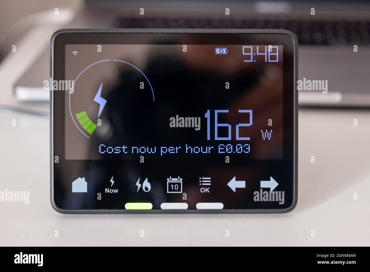 Ondon. UK-09.19.2021: Das Display eines elektrischen Smart Meter mit Informationen über die Gesamtkosten des Stromverbrauchs. Stockfoto