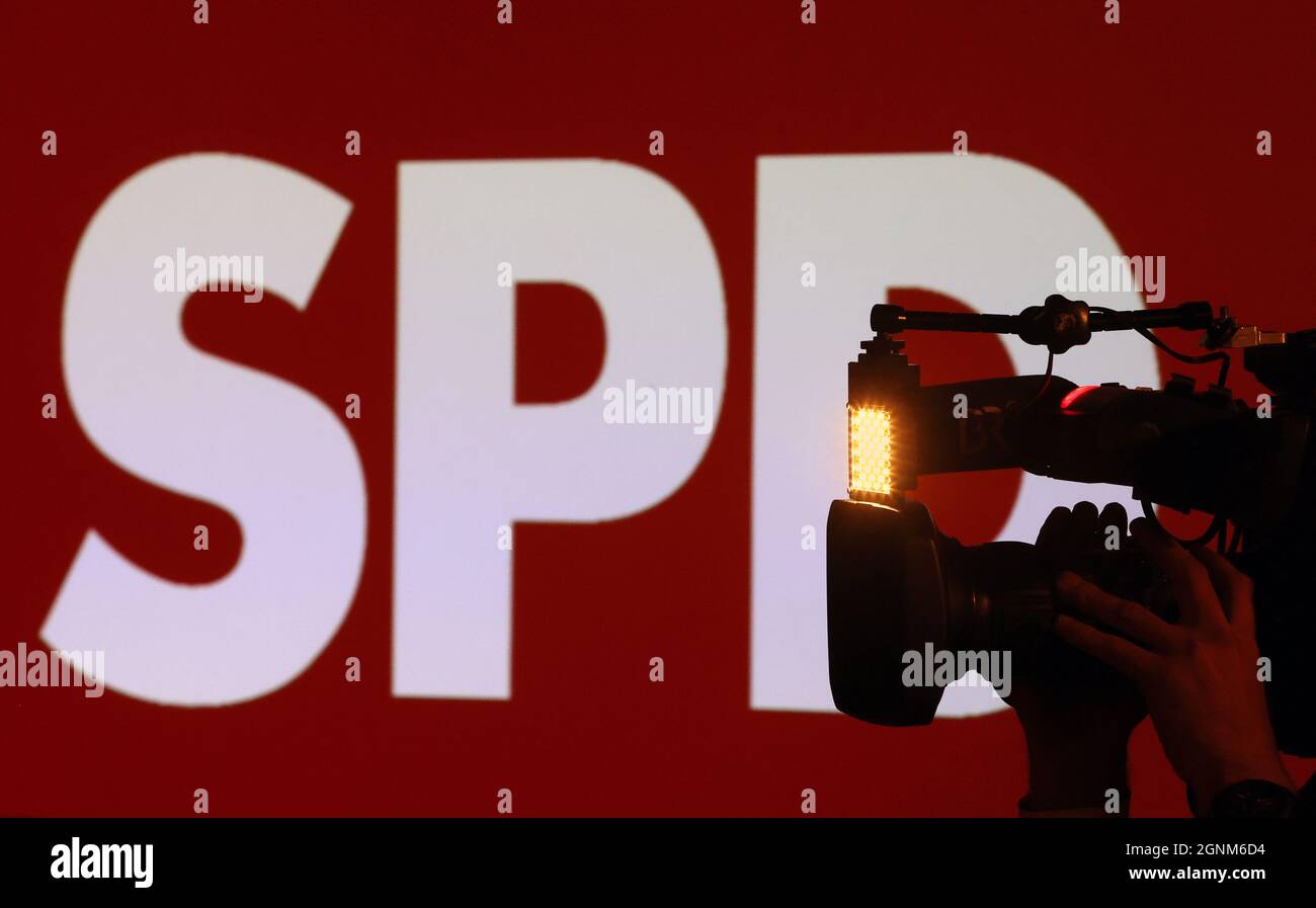 München, Deutschland. September 2021. Vor dem SPD-Logo steht bei der Bundestagswahl der bayerischen SPD ein Kameramann. Quelle: Karl-Josef Hildenbrand/dpa/Alamy Live News Stockfoto