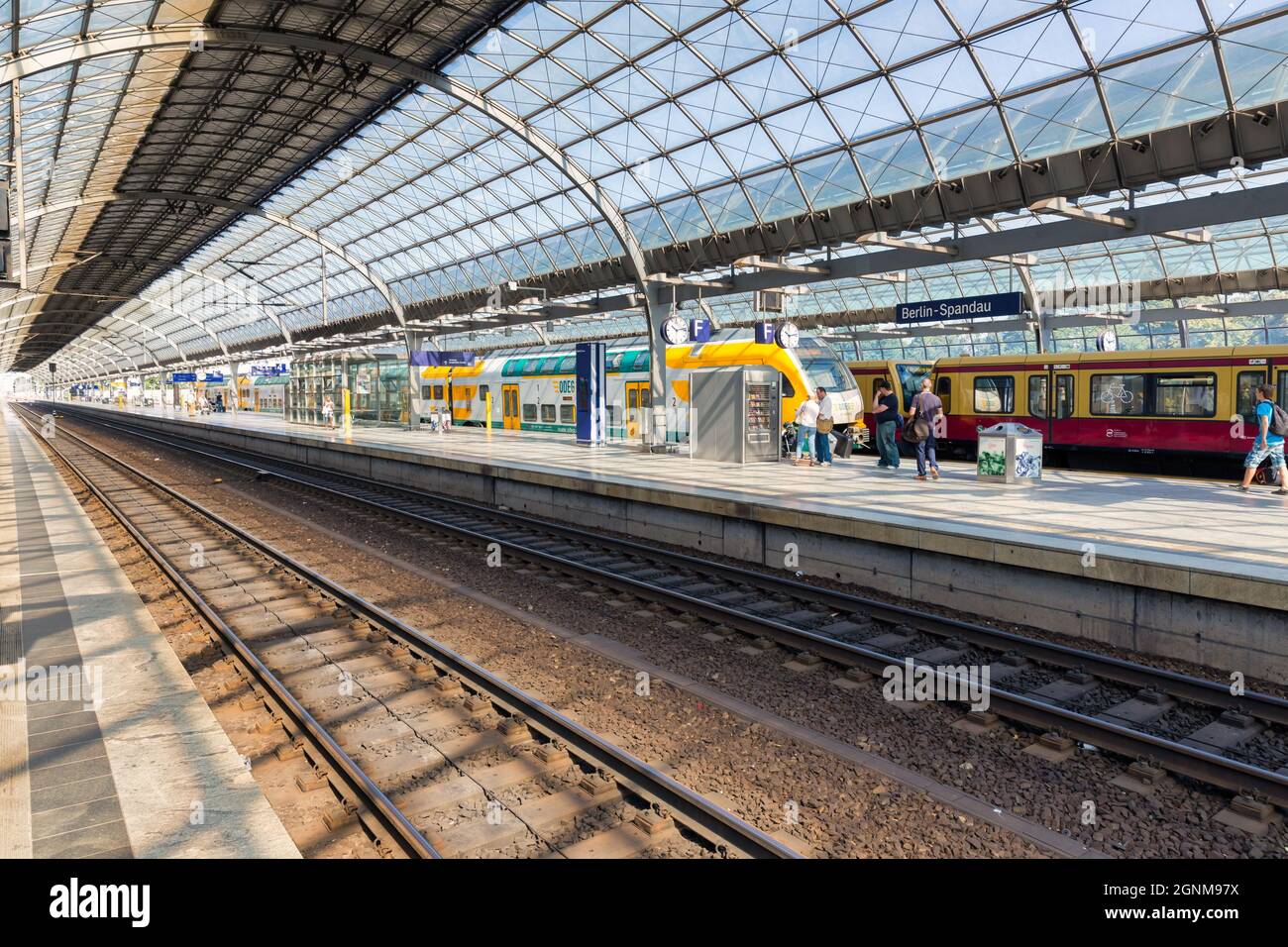 Berlin, Deutschland - 22. Juli 2013: Reisende und Pendler warten am Bahnhof Spandau Stockfoto