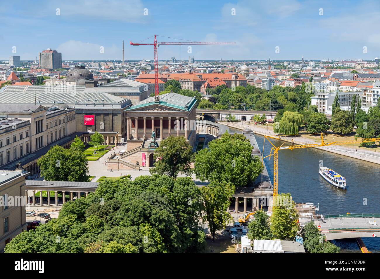 Berlin, Deutschland - 22. Juli 2013: Luftaufnahme vom Berliner Dom auf der Museumsinsel mit der Alten Nationalgalerie und dem Pergamonmuseum Stockfoto