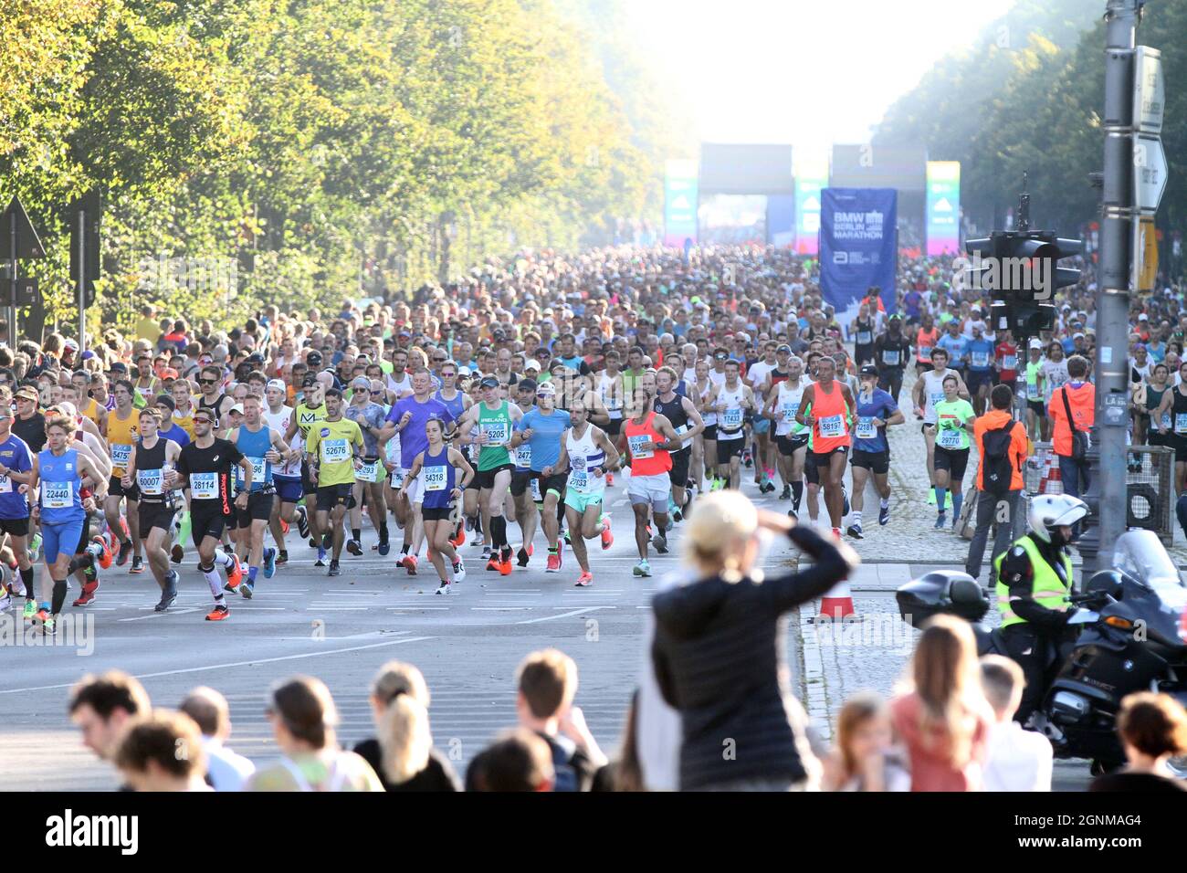 Berlin: Rund 30,000 Läufer nehmen am Berlin-Marathon mit Start und Ziel am Brandenburger Tor Teil. (Foto von Simone Kuhlmey/Pacific Press) Stockfoto