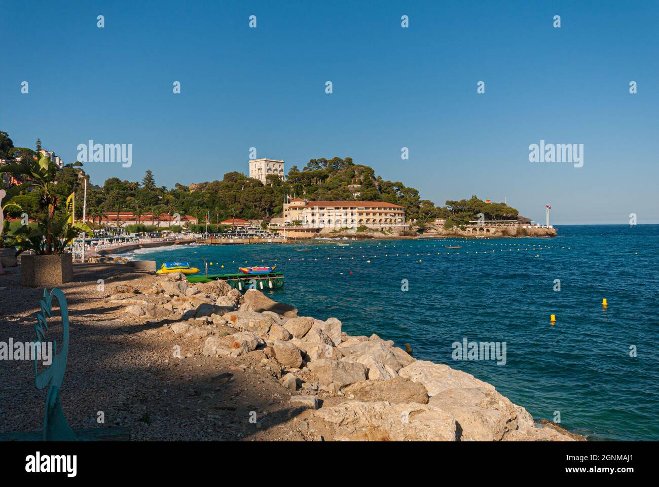 Roquebrune-Cap-Martin, Frankreich - Juli 08 2008: Pointe de la Veille und Hotel Monte-Carlo Beach Stockfoto