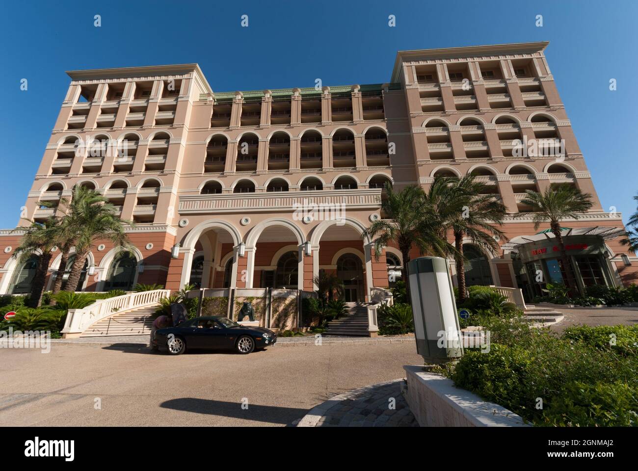 Monaco, Monaco - Juli 08 2008: Eingang des Monte-Carlo Bay Hoten and Resort Stockfoto