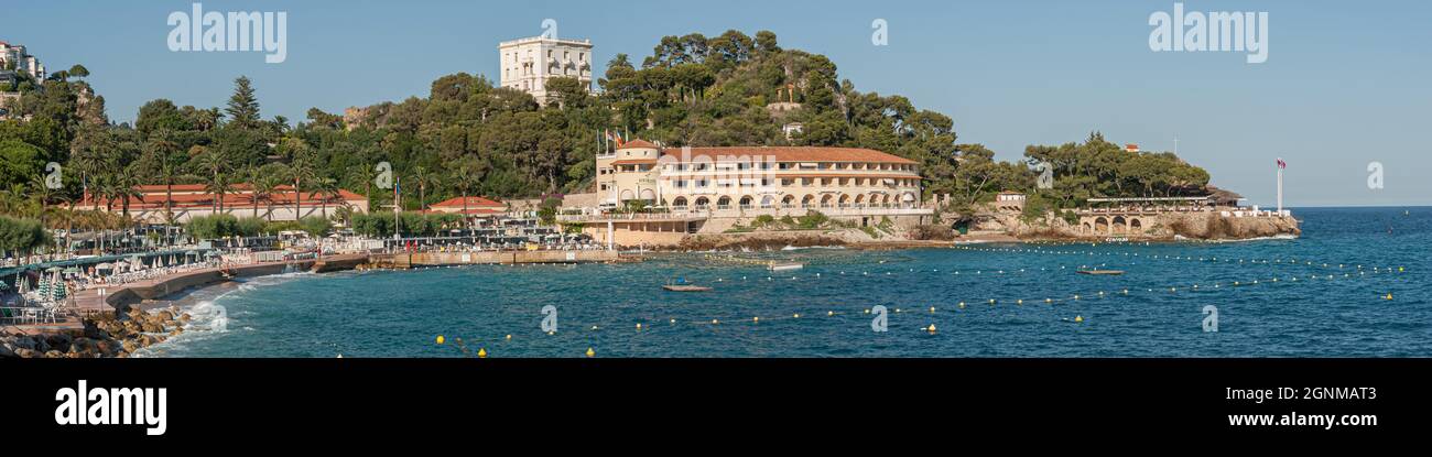 Monaco , Monaco - Juli 8 2008: Hotel Monte-Carlo Beach and Pointe de la Veille.. Stockfoto