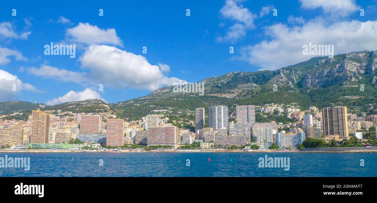 Monaco , Monaco - Juli 9 2008: Blick auf den Strand von Larvotto und die östlichen Teile von Monaco.. Stockfoto
