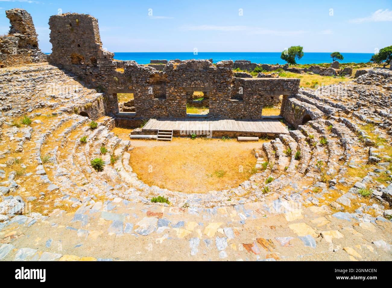 Odeon von Anemurium Ancient City in Anamur Mersin Türkei. Ruinen von Anemurium. Römische Städte rund um die Türkei. Wahrzeichen und historische Orte in der Türkei Stockfoto