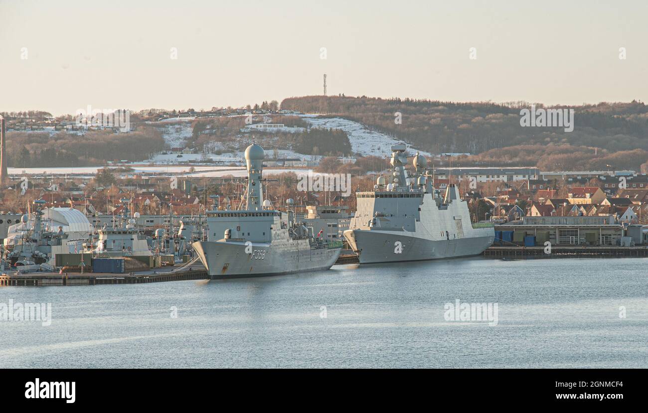 Frederikshavn, Dänemark - Dezember 28 2009: HDMS Triton F358 und HDMS Absalon L16 im Hafen in Frederikshavn.. Stockfoto