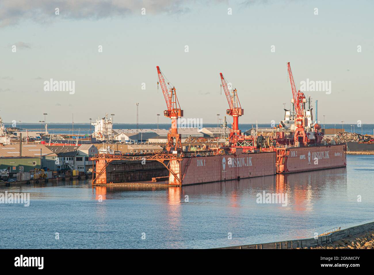 Frederikshavn, Dänemark - Dezember 28 2009: Schwimmende Docks an der Werft Ørskov in Frederikshavn.. Stockfoto