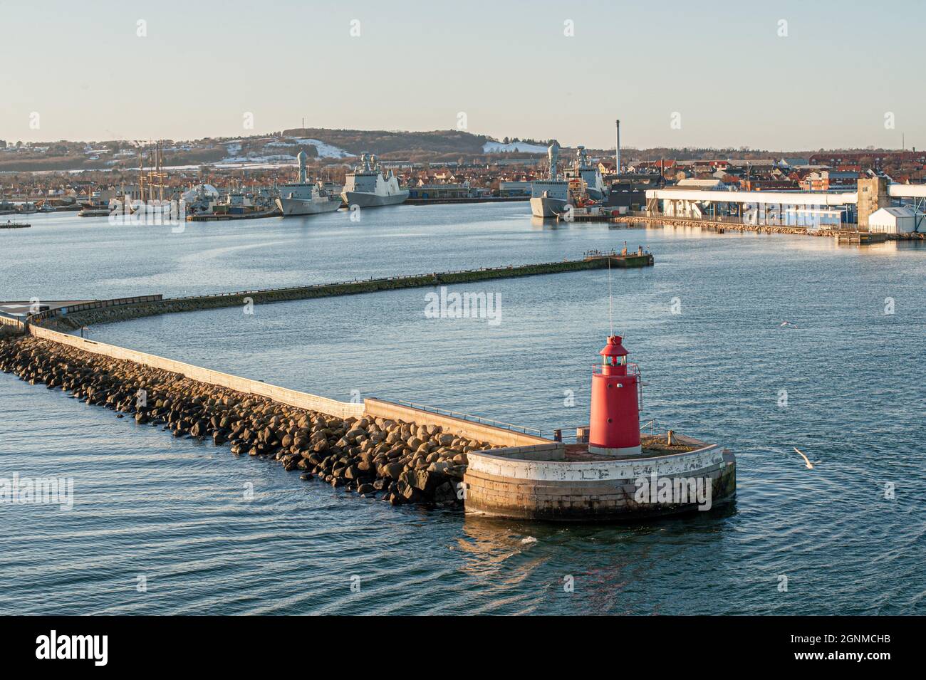 Frederikshavn, Dänemark - Dezember 28 2009: HDMS Triton F358 und HDMS Absalon L16 im Hafen in Frederikshavn.. Stockfoto