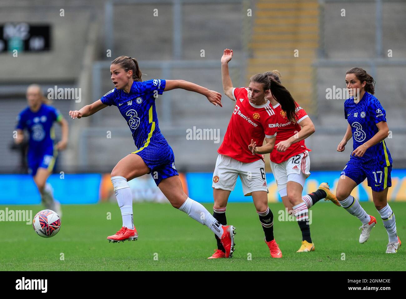 Mit dem Ball läuft die Chelsea F.C Women von der 8-in-1-Spielerin Melie Leupolz Stockfoto