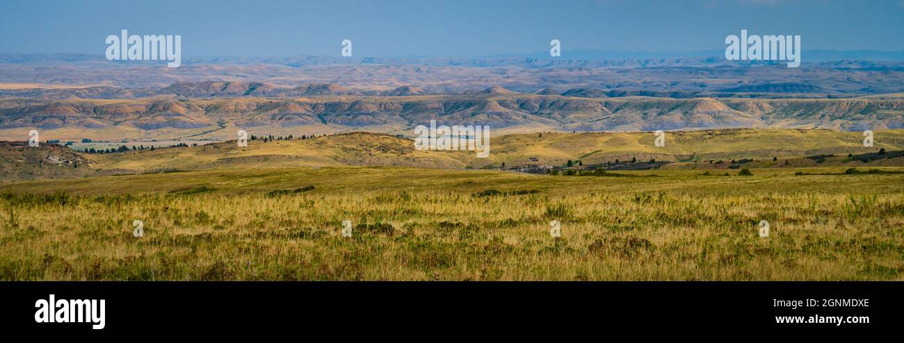Panorama der grasbewachsenen Hügel und Klippen und Landschaft des Big Horn Valley in Montana Stockfoto