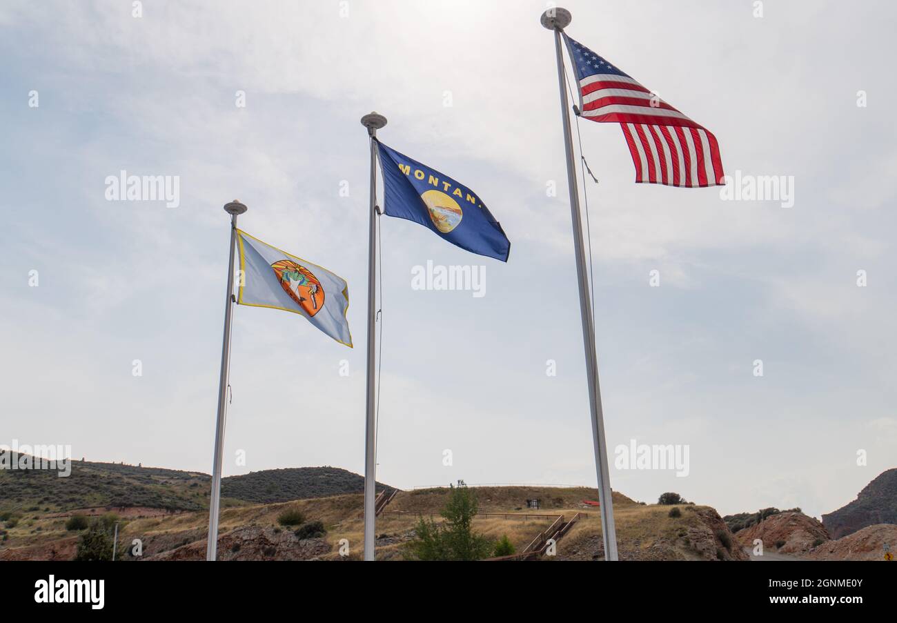 Im Yellowtail Dam-Erholungspark im Big Horn River Canyon fliegen die Flaggen der Cow Nation, Montana und United States Stockfoto