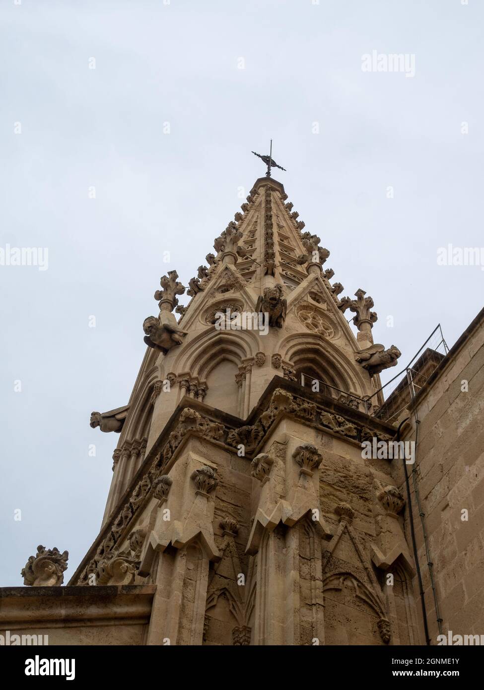 Steinerner Turm der Kathedrale von Palma Stockfoto