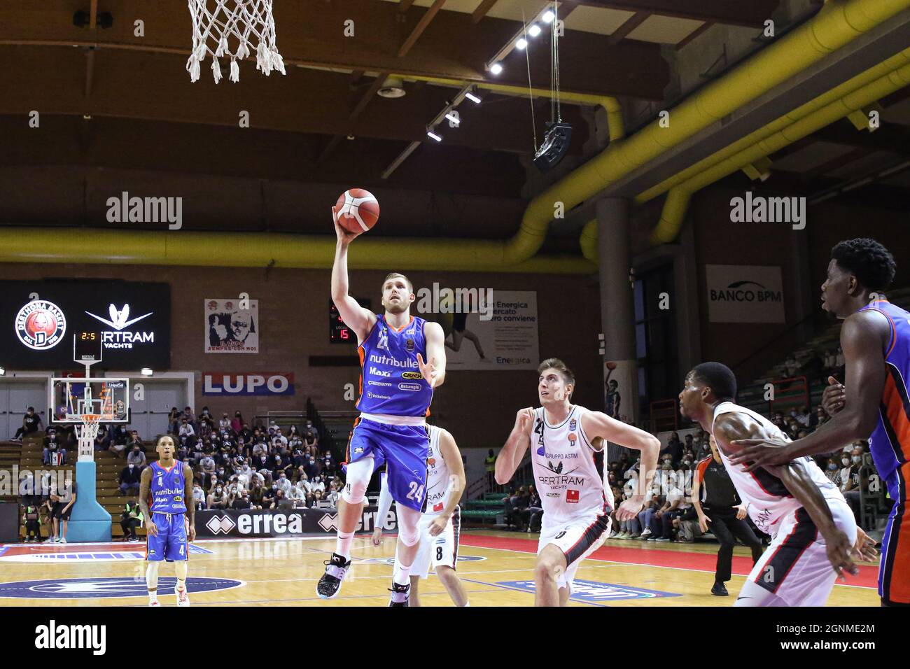 Italien, Casale 26. september 2021 Erstes Spiel der italienischen Basketball-Meisterschaft A1 Bertram Derthona Basket Tortona gegen Nutribullet Treviso Basket. (77-92) Stockfoto