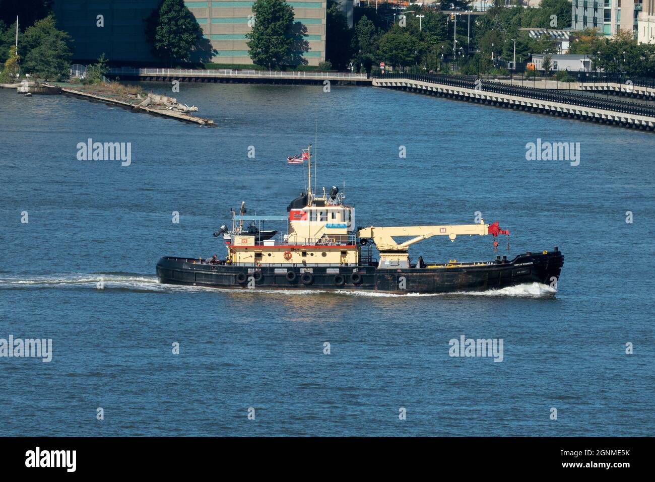 Die Hayward, ein Drift-Sammelschiff im Hafen von New York, das zum US Army Corps of Engineers gehört, fährt den Hudson River hinauf. Stockfoto Die Hayward, ein Drift-Sammelschiff im Hafen von New York, das zum US Army Corps of Engineers gehört, fährt den Hudson River hinauf. Stockfoto