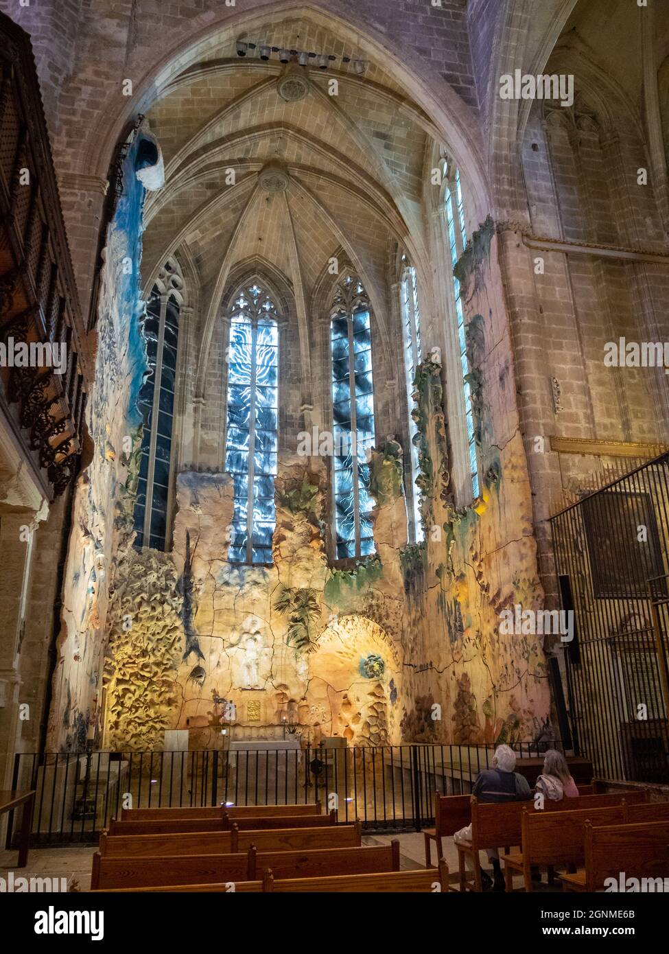 Bewundern der Miquel Barcelo-Kapelle in der Kathedrale von Palma Stockfoto