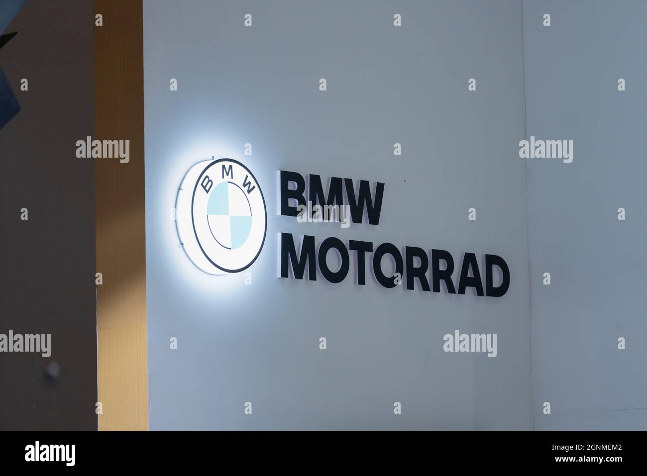 CHONGQING, CHINA - 19. Sep 2020: Das BMW Motorradunternehmen Logo auf einer Produktausstellung in einer chinesischen internationalen motorradmesse Stockfoto