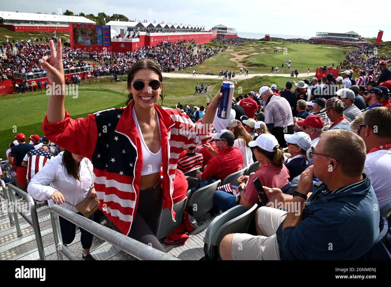 Am dritten Tag des 43. Ryder Cups in Whistling Straits, Wisconsin, treffen die Zuschauer am 1. Green auf die Tribüne. Bilddatum: Sonntag, 26. September 2021. Stockfoto