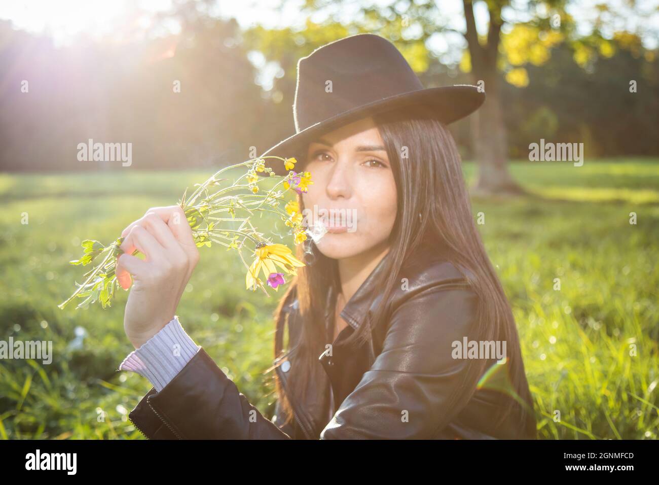 Brunette Mädchen im Park an einem sonnigen Herbsttag Stockfoto