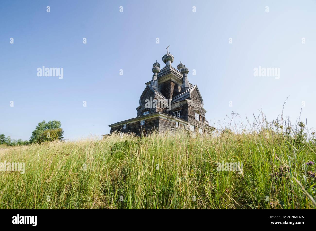 Holzkirche zu Ehren der Ikone der Gottesmutter von Wladimir. Russland, Archangelsk Region, Dorf Schebtsova Gora Stockfoto