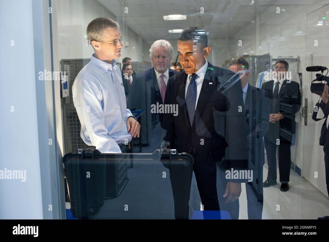 Präsident Barack Obama tourte durch Cree, Inc., einen Hersteller von LED-Beleuchtung, in Durham, N.C., 13. Juni 2011. An der Tour nehmen Chuck Swoboda, CEO und Chairman von Cree, Inc., Left, und Jeff Immelt, CEO, General Electric and Jobs Council Chairman, Mitte. (Offizielles Foto des Weißen Hauses von Pete Souza) Dieses offizielle Foto des Weißen Hauses wird nur zur Veröffentlichung durch Nachrichtenorganisationen und/oder zum persönlichen Druck durch die Betreffzeile(en) des Fotos zur Verfügung gestellt. Das Foto darf in keiner Weise manipuliert werden und darf nicht in kommerziellen oder politischen Materialien, Anzeigen, Stockfoto