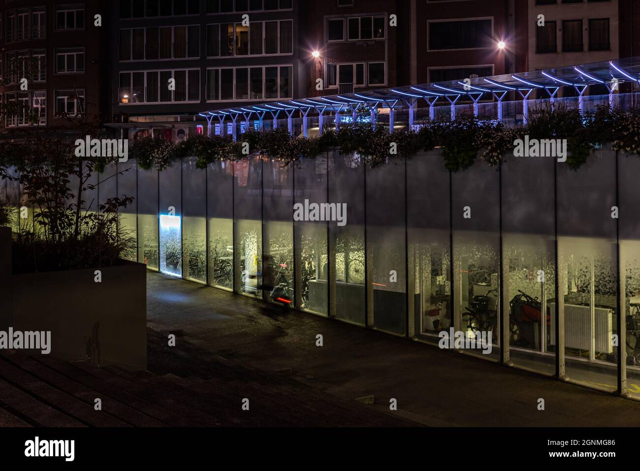 Leuven, Flämische Brabant Region, Belgien - 09 22 2021: Der Pieter De Somer Platz mit einem Fahrradparkplatz bei Nacht Stockfoto