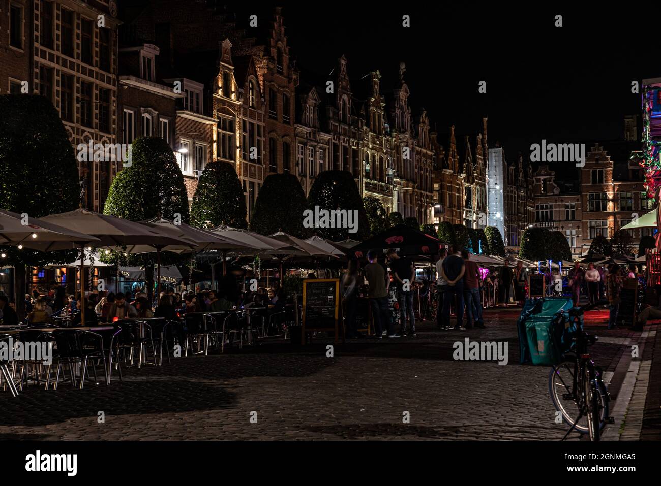 Leuven, Flämisch-Brabant, Belgien - 09 22 2021: Studenten feiern auf dem Alten Marktplatz mit traditionellen Biercafés Stockfoto