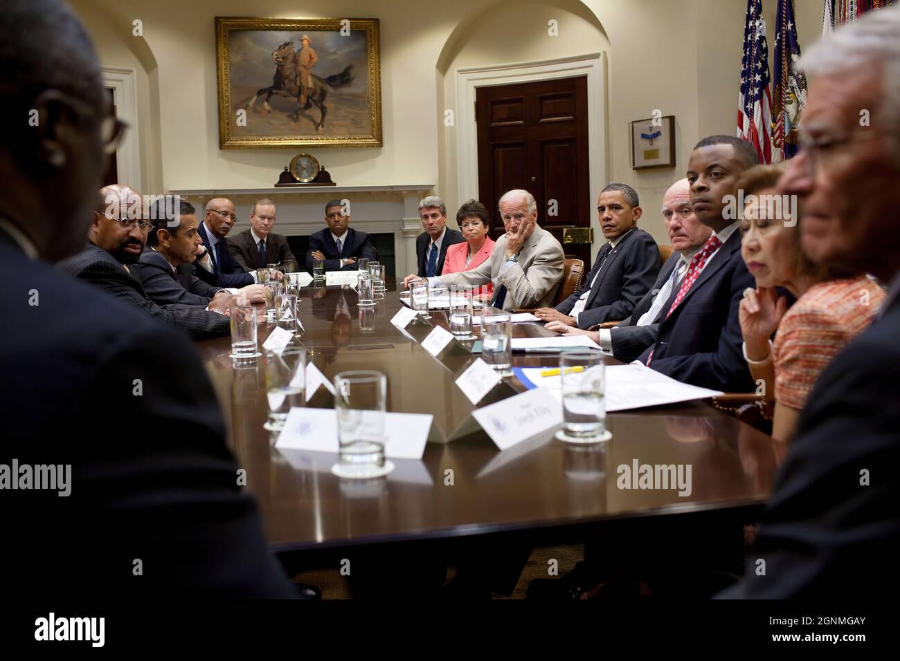 Präsident Barack Obama und Vizepräsident Joe Biden treffen sich im Roosevelt Room des Weißen Hauses am 20. Juni 2011 mit einer parteiübergreifenden Gruppe von Bürgermeistern, um über die Wirtschaft und die lokalen Bemühungen zur Schaffung von Arbeitsplätzen und zur Förderung des Wirtschaftswachstums zu diskutieren. (Offizielles Foto des Weißen Hauses von Pete Souza) Dieses offizielle Foto des Weißen Hauses wird nur zur Veröffentlichung durch Nachrichtenorganisationen und/oder zum persönlichen Druck durch die Betreffzeile(en) des Fotos zur Verfügung gestellt. Das Foto darf in keiner Weise manipuliert werden und darf nicht in kommerziellen oder politischen Materialien, Werbung, E-Mails, Produkten, Werbeaktionen verwendet werden Stockfoto