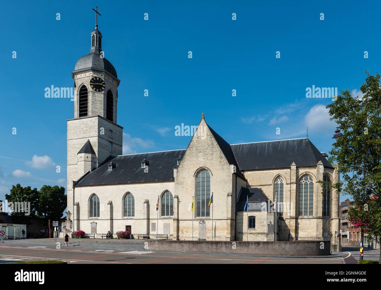 Haacht, Flämisch-Brabant, Belgien - 09 23 2021: Die Haacht-Kirche am Stadtplatz Stockfoto